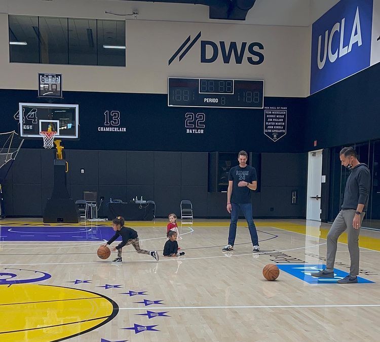 女儿|瓦妮莎带3个女儿滑雪,小女儿遗传科比的运动基因,在滑雪场撒欢