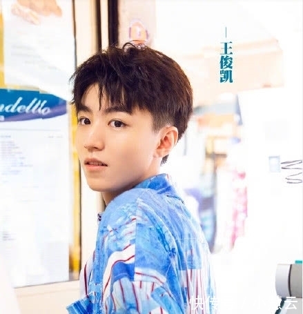 杨紫摸王俊凯脸被粉丝痛骂,当事人澄清:正常互动不要过分解读!