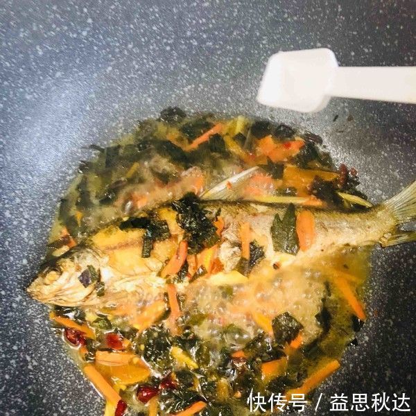 烧鱼,加醋去腥就废了,正确的是放“它”,上桌就扫光