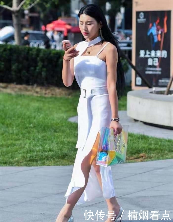 休闲|街拍:白皙时尚迷人的美女,穿着不尴尬休闲舒适又不失时尚感!