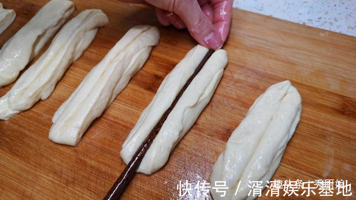 炸油条|炸油条时，用酵母、泡打粉都不对！教你正确做法，油条金黄又酥脆
