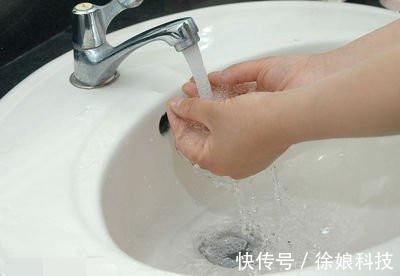 宝妈|4岁男孩意外跌进170度油锅,妈妈一招救了孩子,医生称赞很专业