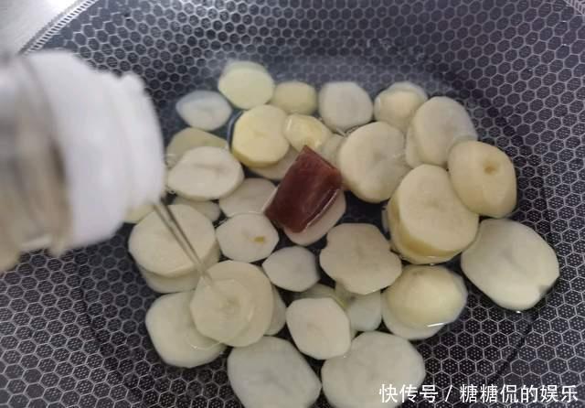 口感|烧土豆:做法简单的土豆吃法,软糯可口的口感让人着迷