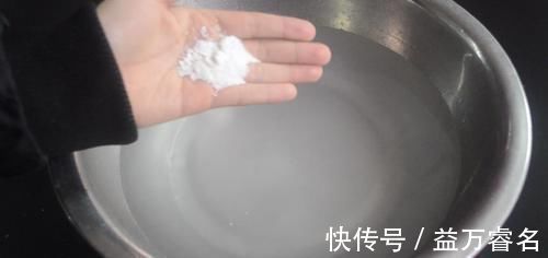 清水拖地等于白拖, 家庭阿姨教我一秘招, 地板光亮如新不留灰