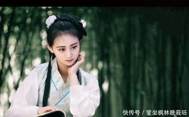 多情明月洒东墙,拥蟾光,理红妆