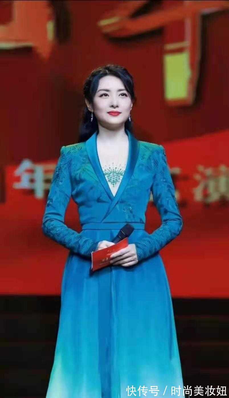 连衣裙|53岁周涛凭“气质”美出圈,穿蓝色连衣裙高级优雅,美翻了
