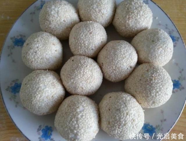 奶奶教我炸麻团,不加一滴水,只需这样做,个个香甜又软糯