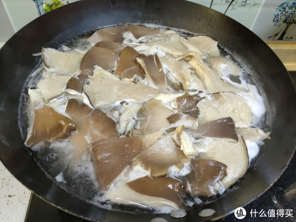 干炸蘑菇，挂糊还是直接炸？都不对，教你正确做法，又香又酥又脆