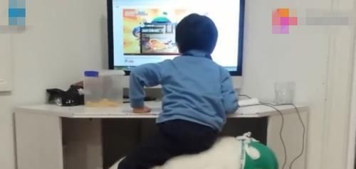 椅子|妈妈为了不让熊孩子玩电脑,藏起椅子,回家看到这一幕笑翻了