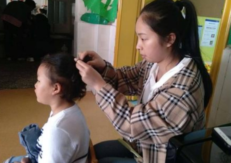 幼儿园老师|看到幼儿园老师给孩子扎的头发,宝妈心疼极了,怒斥太不负责了