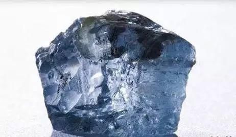 蓝色系宝石大家族：蓝钻石、蓝宝石、坦桑石、托帕石…通通教你分清楚