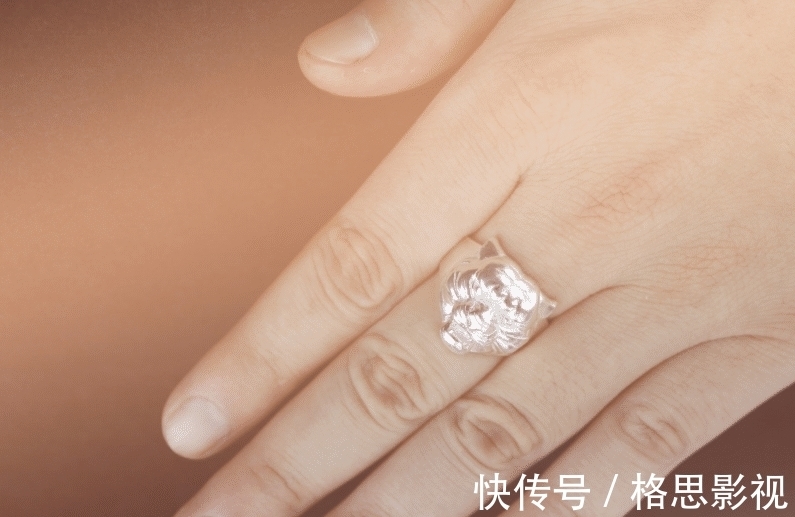 家里的金属首饰黑了,需要去店里面清洗吗?在家清理一下吧