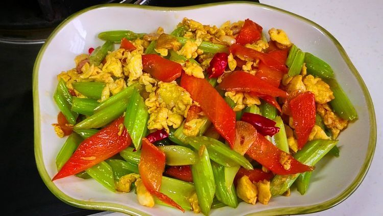 炒芹菜，不要直接下锅炒，多加1步，芹菜不变色，又脆又嫩又入味