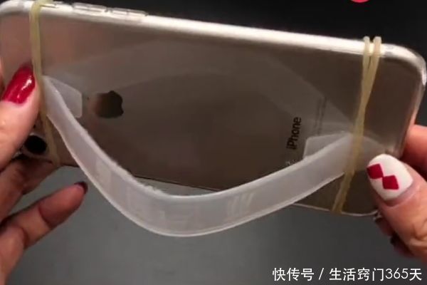 纸箱上的塑料提手不要扔,粘在塑料盆上太厉害了,家家户户用得到