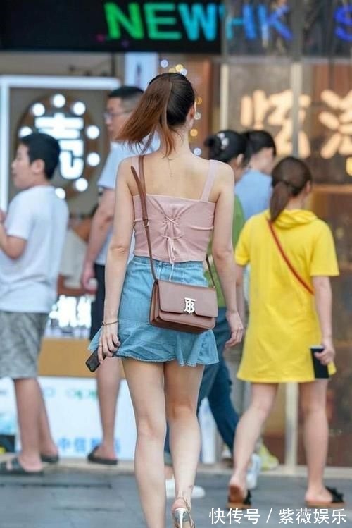 吊带 粉色吊带配高腰牛仔裙,黄色高跟鞋的搭配,美得优雅有气场