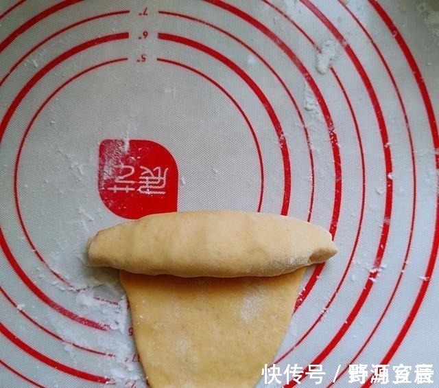 酵母|玉米面最好吃的做法，玉米面棒棒馍，比面包还香，闺女一口气吃俩！