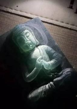  蓝水翡翠|小万淘来的原石，一刀下去惨不忍睹，货主却哭笑不得