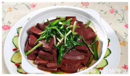 玫瑰花茶|女人“姨妈期”怕衰老?多吃4种食物,清除污血,温暖子宫更年轻