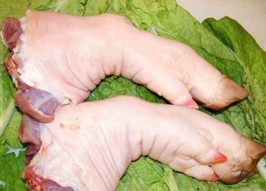 买猪蹄时，只看大小就错了，肉贩牢记8句顺口溜，一挑一个准