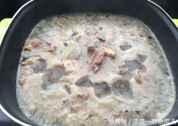  为什么吃火锅，有的羊肉一煮就会出现白沫，有的却干干净净？