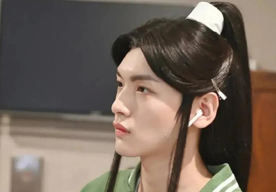 花城|《天官赐福》路透照,谢怜发型神还原佟湘玉,发型师能上点心吗?