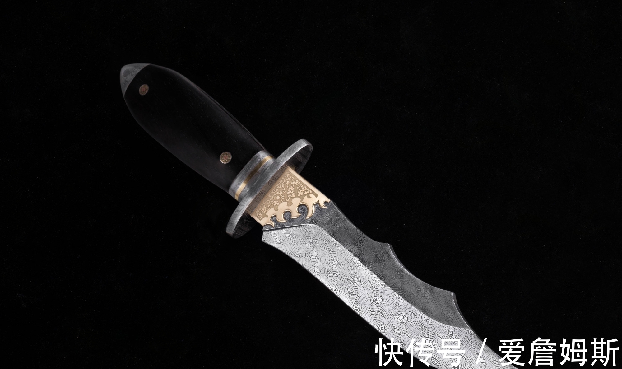 刀匠$国内刀匠打造的龙鳞宝刀,刀身如鳞片熠熠生辉