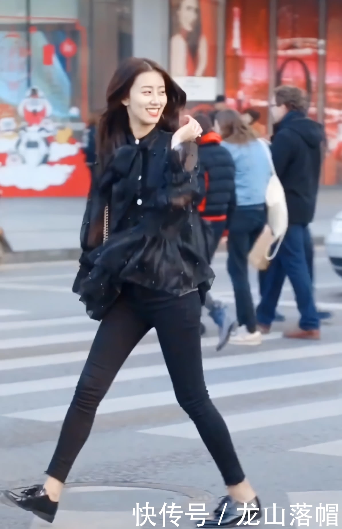 小姐姐为了拍视频,在寒风中只穿一件衬衫,没想到鞋子亮了