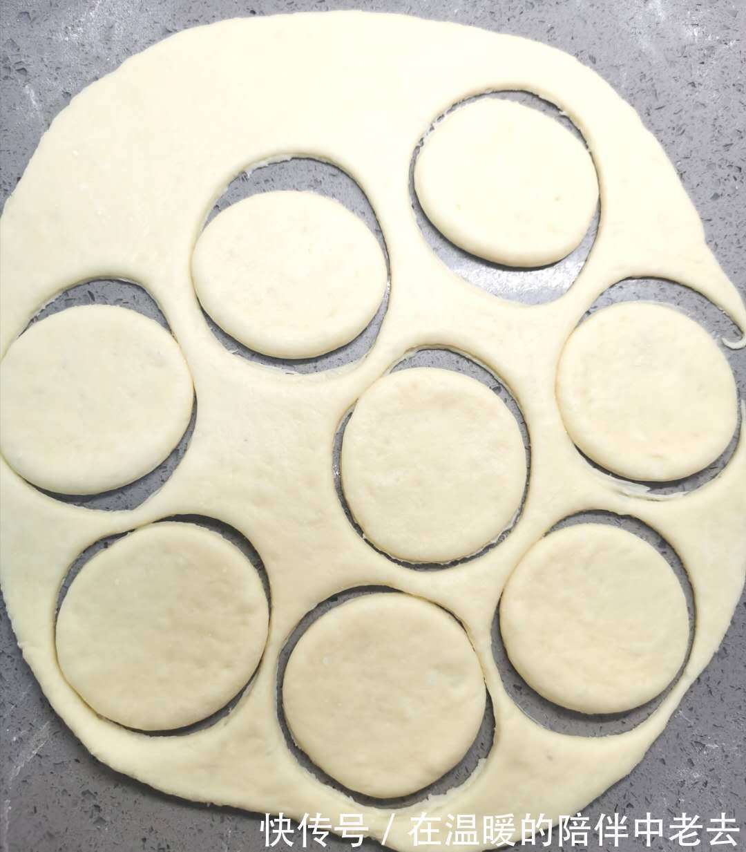 这小饼一上桌,儿子一口气吃10个还说没吃够,柔软咸香,太好吃!