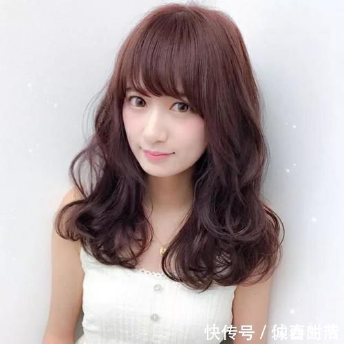 发型|三四十岁女人发量非常多,适合烫什么发型?试试时髦减龄的弯弯烫