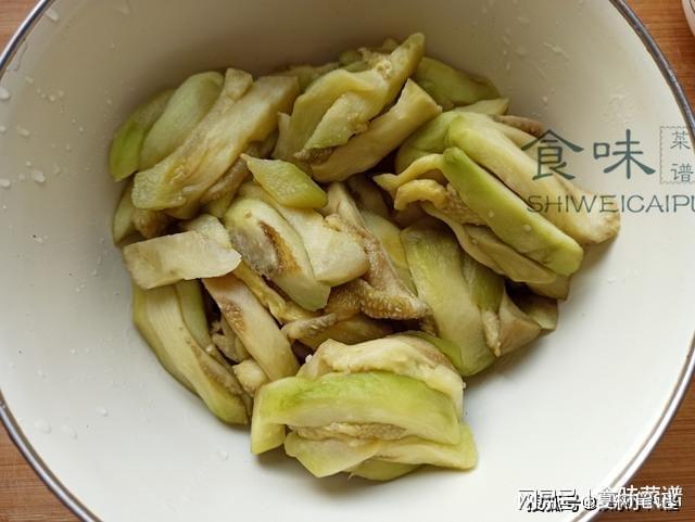 肉末|这菜夏天吃最好，3块钱一斤，鲜香入味，一周吃2次，低热量抗衰老