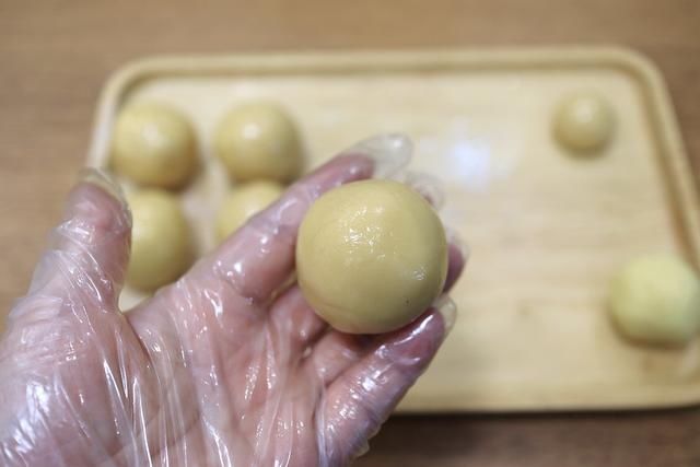 美味|黑芝麻酱绿豆沙月饼还真好吃，说啥也得试一试，歪打正着的美味