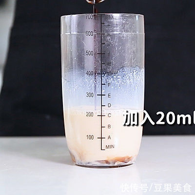 焦糖烤奶的做法，「暴小兔茶饮」免费奶茶教程