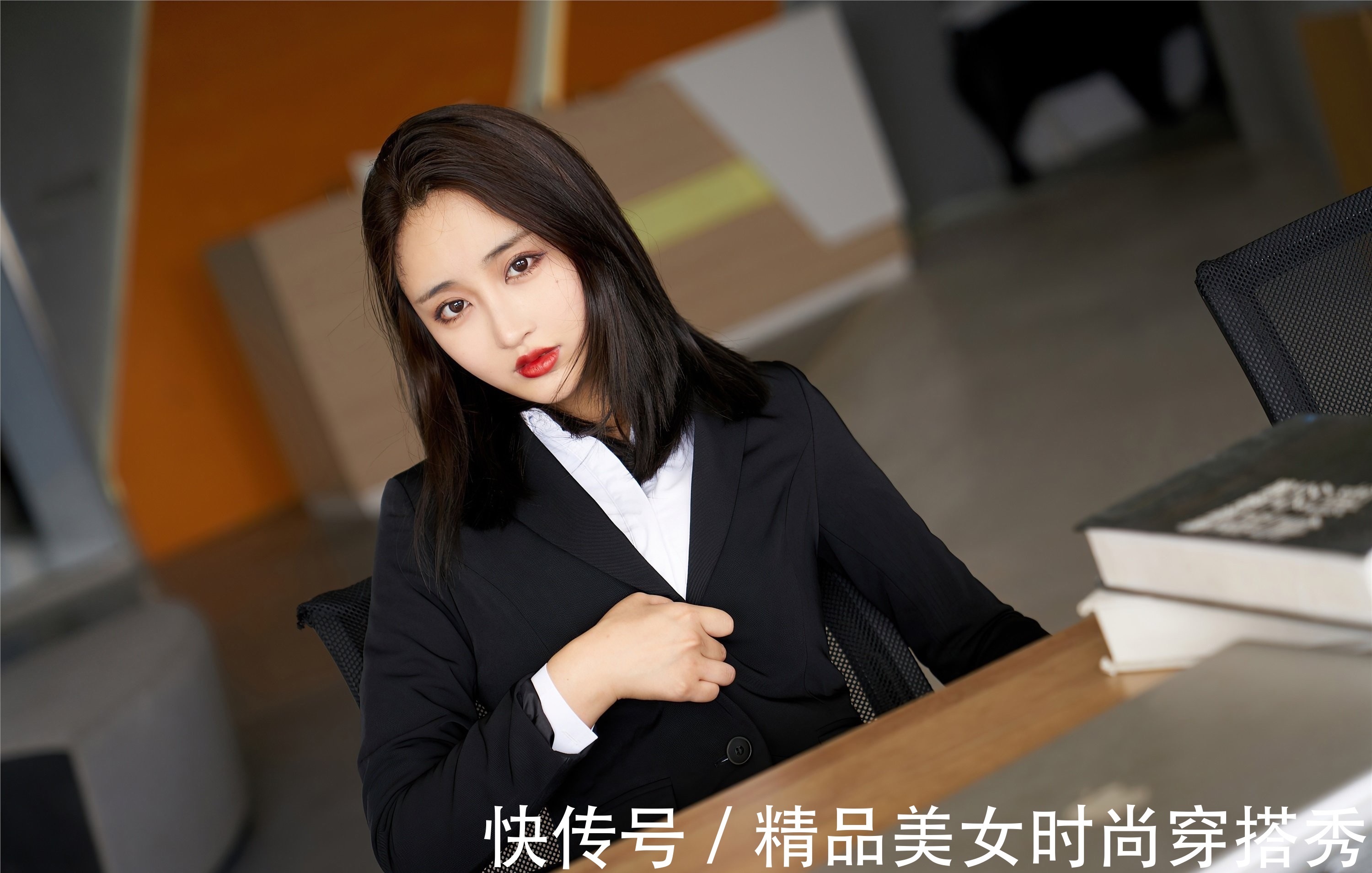 简约时尚|黑色的西装内搭白色的衬衫,经典的黑白搭配简约时尚有气场