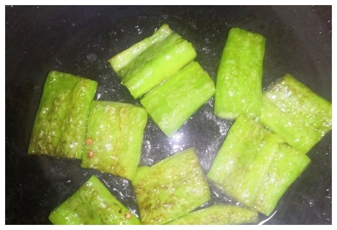 做虎皮青椒,有人干炸,有人油煎,大厨都不对,这才是正确做法