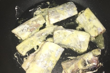 干炸带鱼时,别再裹淀粉了,学会饭店大厨的方法,外酥里嫩不粘锅