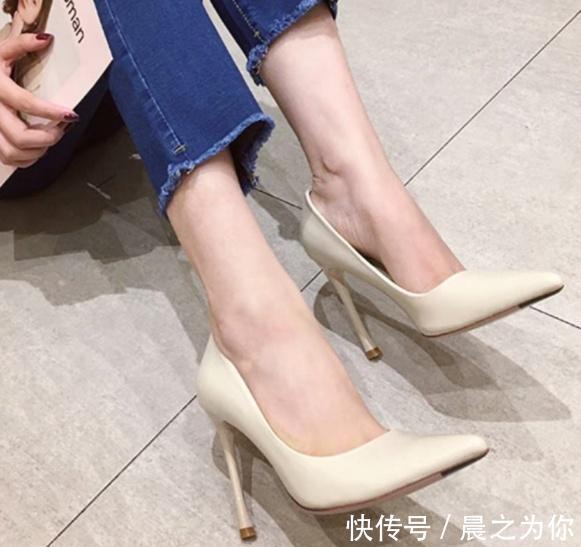 女人 细跟鞋看上去非常的高挑,展现女人曼妙身姿