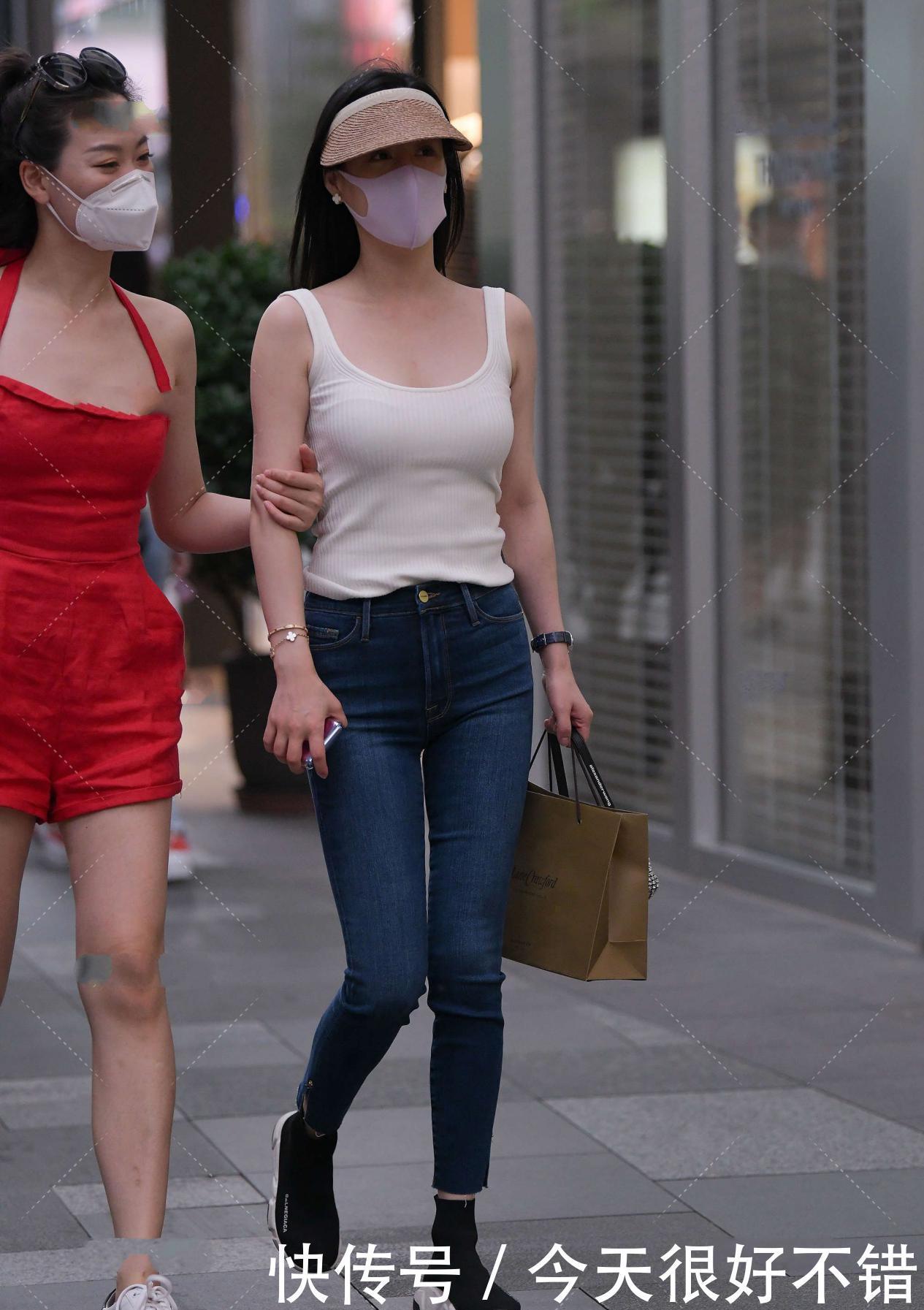 u型|白色u型领口背心，安全舒适，搭配深蓝牛仔裤，凸显身材优势