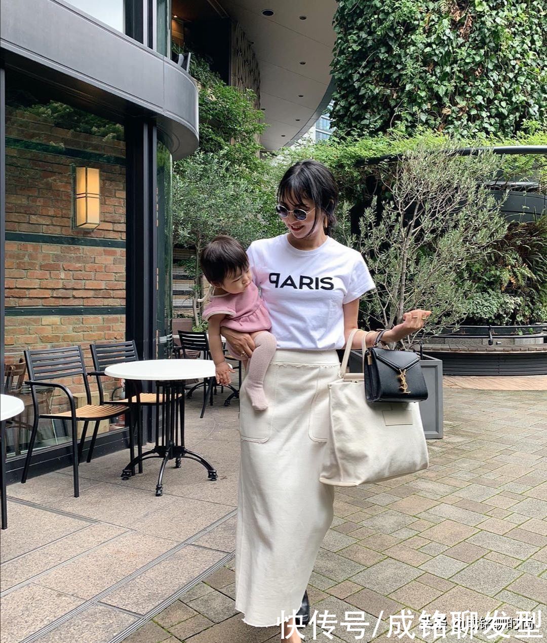 时尚|宝妈穿搭更要讲究，日本模特带娃扮靓两不误，时尚大气又高级