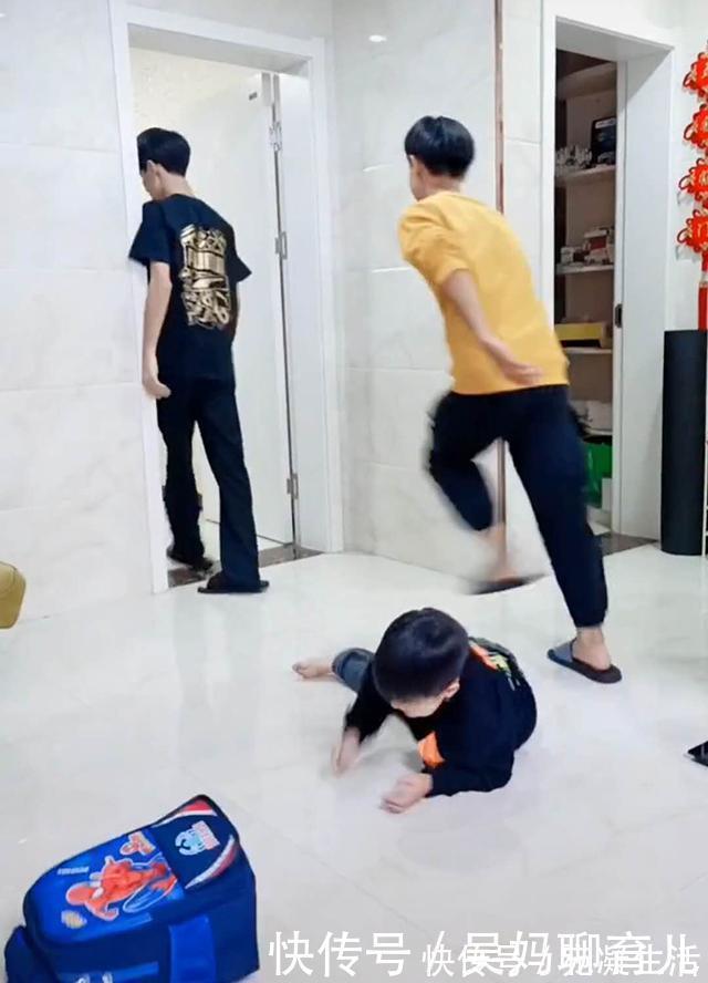 小宝|大哥二哥学习,三弟捣乱,俩哥哥的解决方案太“无情”,妈妈笑翻