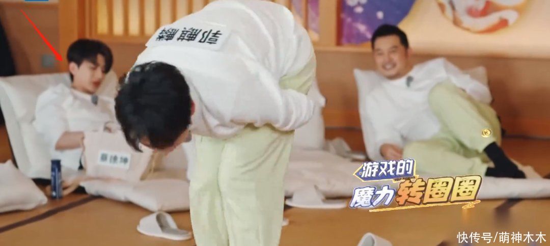 節目|蔡徐坤《奔跑吧》玩手機被發現，常駐MC都在努力，他卻在摸魚