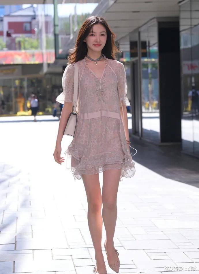 浅色时尚碎花裙，搭配白色小背包，穿出满满的淑女范