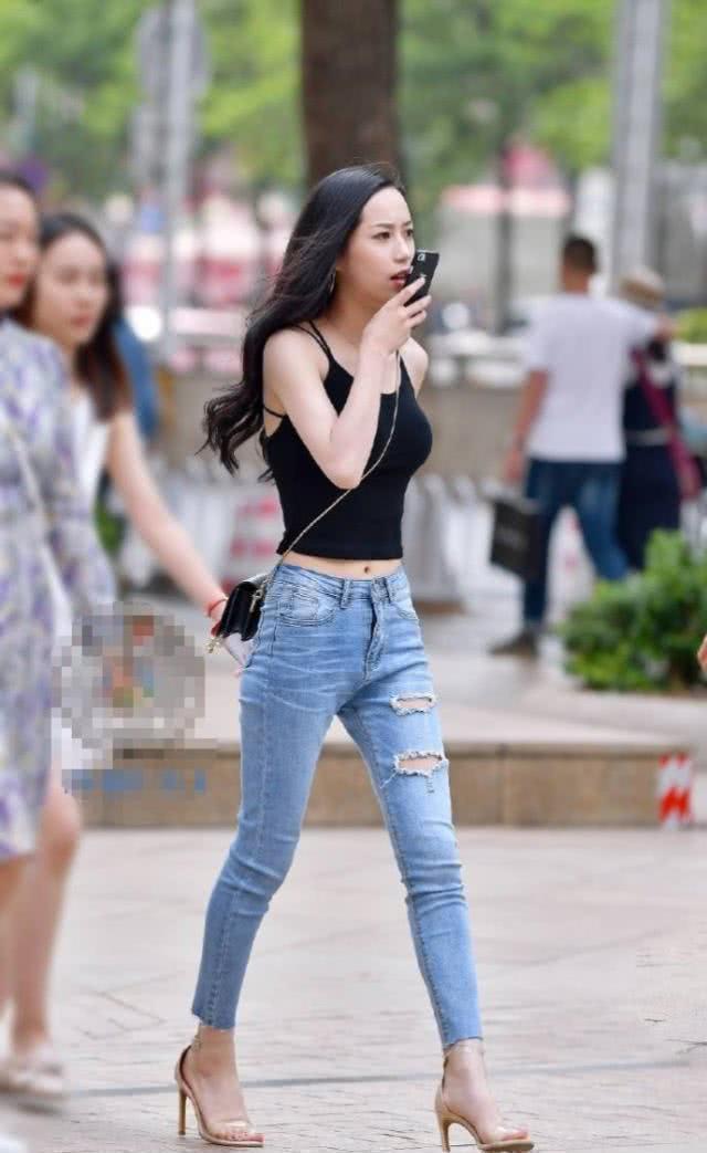 街拍休闲百搭的牛仔裤,你值得拥有一件吧