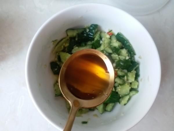 拌黄瓜,这2种调料不要放,10人做8人错,难怪不入味还发苦