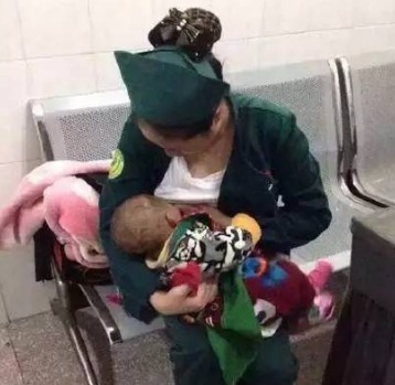 孩子|奶奶抱孙子去公园蹭奶,一星期后,亲手把孩子送进太平间