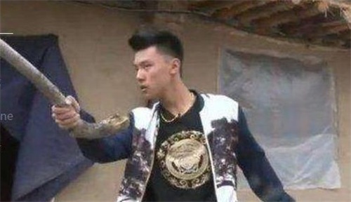 金项链|富二代参加《变形记》,卖掉金项链筹8万给穷爷爷治病,现怎样了