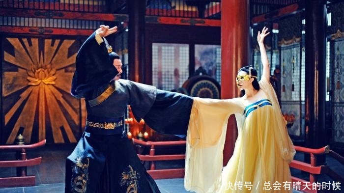 两个道士路经此地呐喊,葬此后代必出天子,老头知道后死于此地!