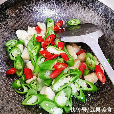 学会青红椒炒新鲜菱角，把餐厅味道搬回家