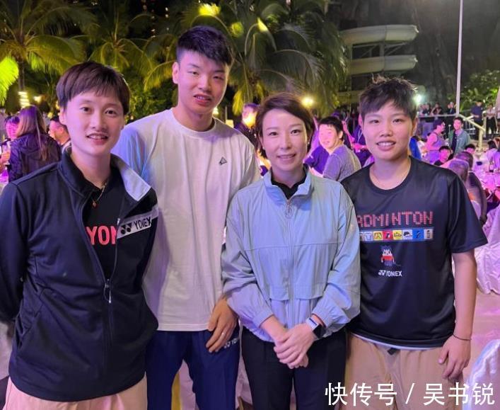 温网|久违了!38岁网坛传奇郑洁亮相,容颜不老,合影3大国羽奥运冠军