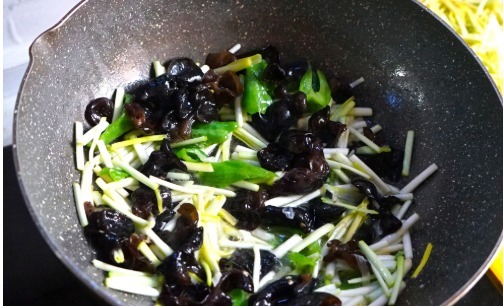 下饭|和黑木耳是绝配,这样炒开胃又下饭,冬天要多吃