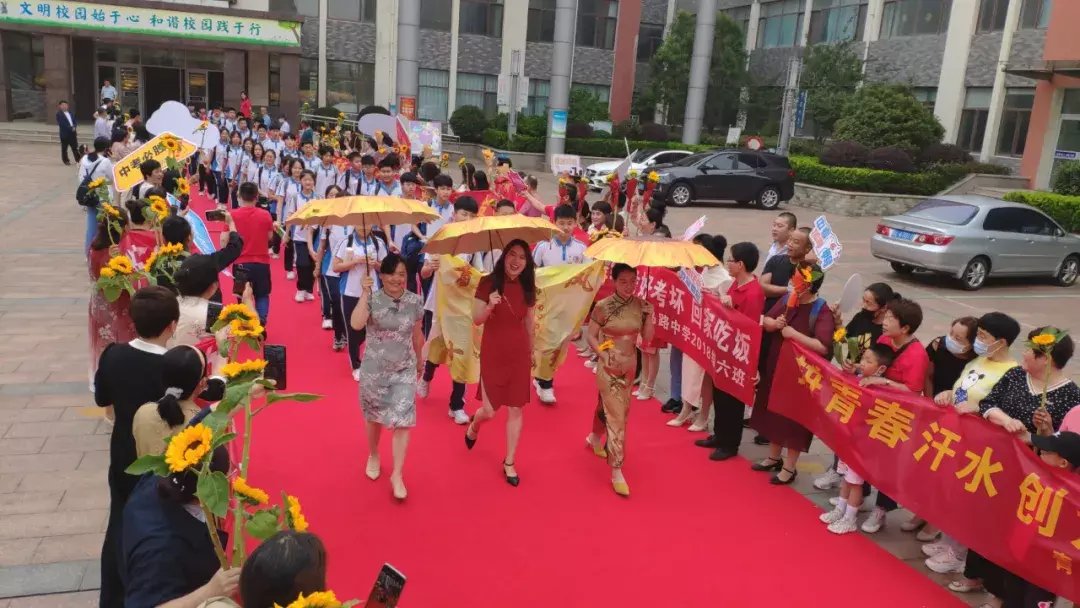 考场|孩子中考，爸妈“嗨了”！最精彩的画面，都在这了……